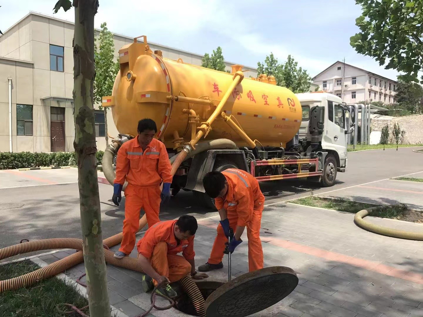 合川管道疏通车停在窨井附近