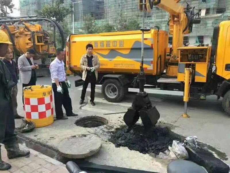 合川街道：网格员化身“清道夫”，为民解忧疏通“堵心”化粪池